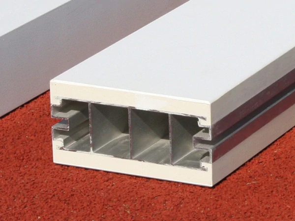 Hliníkové odrazové břevno pro školní sporty 122 × 20 × 10 cm, oboustranné