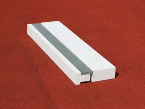 Odrazové břevno závodní z masivního tvrdého dřeva 122 × 34 × 10 cm (certifikace World Athletics)
