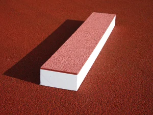 Multifunkční odrazové břevno pro školní sport – plast, oboustranné červená/bílá (122×20×10 cm)