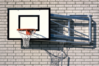 Basketbalová konstrukce na zeď, sklopná